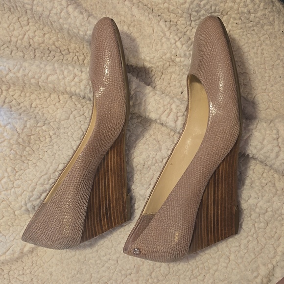 Calvin Klein Taupe Saxton Patent Lizard Wedge Heels size 10 - Picture 4 of 12